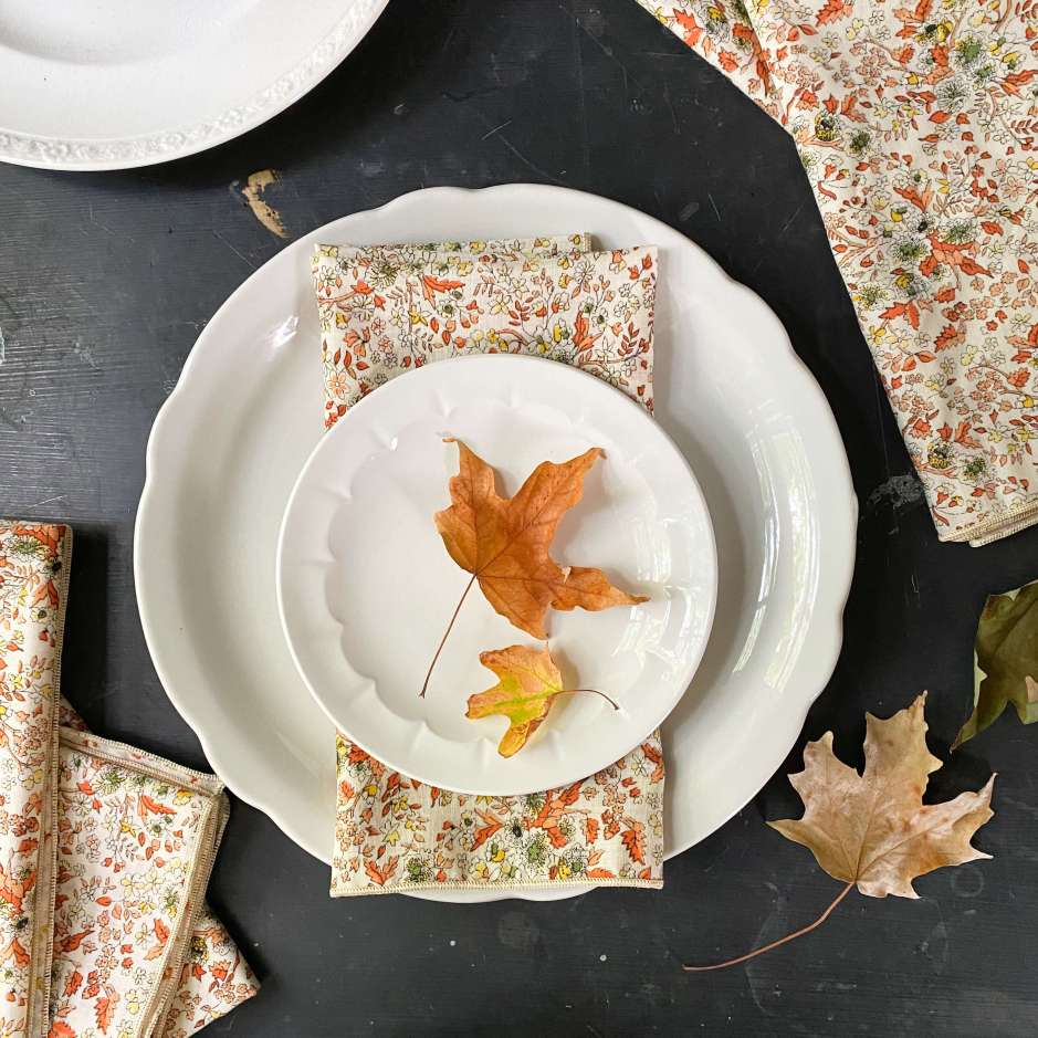 -autumn-tablescape-plate-napkin-leaves